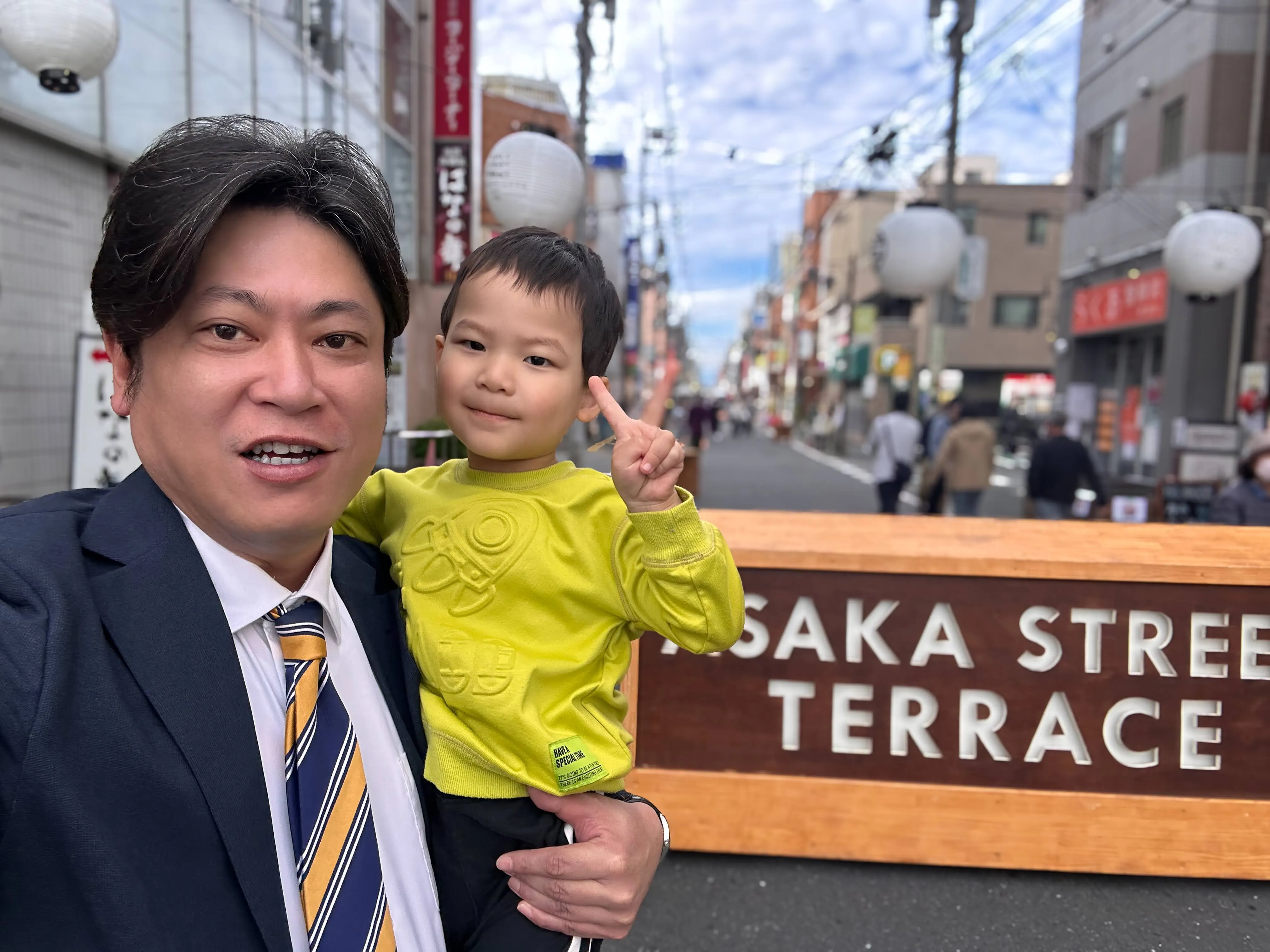 朝霞の街を歩いて